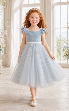 Robe de demoiselle d'honneur romantique en velours brumeux, col carré, manches pétales, longueur thé, coupe trapèze, idéale pour un jardin.
