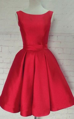 Vestido rojo de satén sin mangas hasta la rodilla con lazo en la espalda