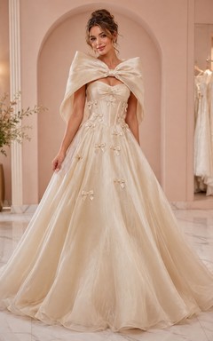 Elegantes Brautkleid in A-Linie mit hohem Kragen