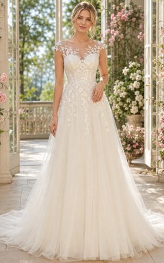 Robe de mariée en dentelle et tulle, coupe trapèze, col en V, manches courtes, traîne.