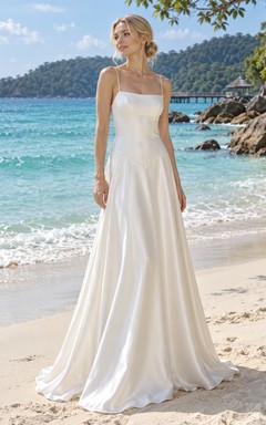 Einfaches, gerades Satin-Etui-Kleid mit Spaghettiträgern und Schleppe für eine Strandhochzeit