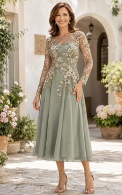 Romantisches, teelanges A-Linien-Tüllkleid in Salbeigrün mit Rundhalsausschnitt, farbiger Blumenstickerei und langen Illusionsärmeln für die Mutter der Braut