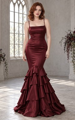 Vestido de dama de honor ajustado de satén burdeos con tirantes finos, estilo gótico sirena, con volantes y escote cuadrado.