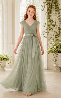 Vestido de dama de honor juvenil color celadón, corte en A, escote en V, manga corta, detalle de fajín de pétalos, estilo romántico.