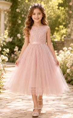 Robe de demoiselle d'honneur en dentelle rose poudré et tulle, coupe trapèze, manches courtes, col rond, longueur thé
