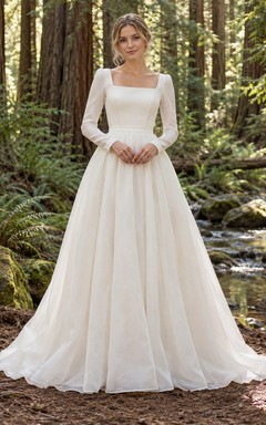 Vestido de novia sencillo de organza, corte en A, largo hasta el suelo, con mangas largas, escote cuadrado y botones.