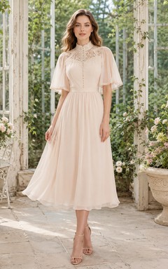 Vestido de fiesta de gasa rosa rubor con cuello alto, encaje y mangas tipo capa.