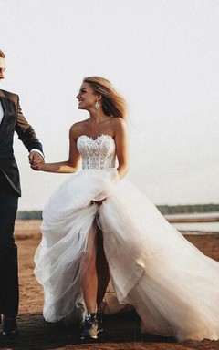 Elegantes A-Linien-Brautkleid aus Tüll mit Schnürung, Spitzenoberteil und kurzer Schleppe für die Strandhochzeit.