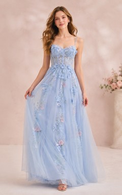 Vestido de gala azul cielo sin tirantes, sin mangas, de tul floral