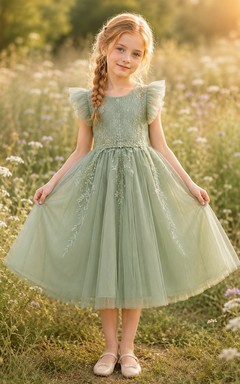 Robe élégante de demoiselle d'honneur en tulle sauge, coupe trapèze, longueur genou, manches papillon, col rond et appliqué