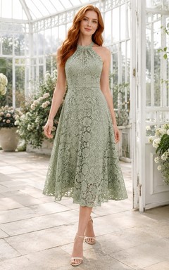 Robe bohème romantique de jardin à dos nu en dentelle céladon, coupe trapèze, longueur thé