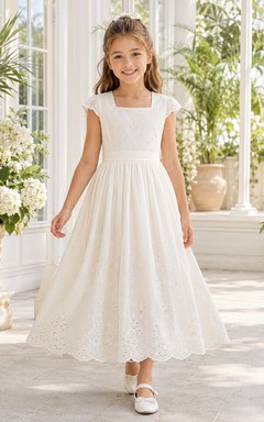 Vestido de primera comunión de algodón con escote cuadrado, mangas cortas y ojales.