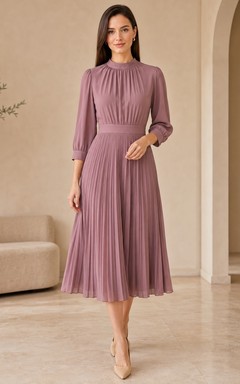 Mauvefarbenes, plissiertes Chiffonkleid mit hohem Kragen, langen Ärmeln und A-Linien-Schnitt, wadenlang, schlichtes Design