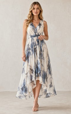 Vestido de invitada de gasa con escote en V y corte asimétrico, color lavado tinta.