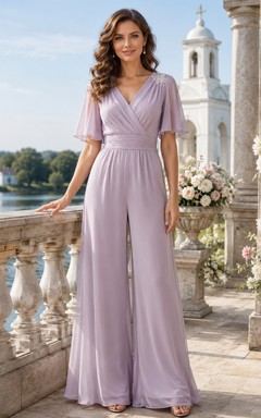 Lavendelfarbener Wickel-Jumpsuit aus Chiffon mit V-Ausschnitt, kurzen Ärmeln und weitem Bein – ideal zur Taufe
