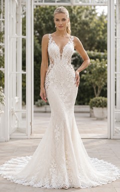 Elegante vestido de novia de sirena con cuello alto, sin mangas, encaje ilusión y cola de capilla.
