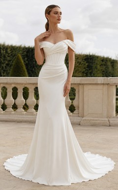Plissiertes Brautkleid aus Satin mit schulterfreiem Schnitt, kurzen Ärmeln, Meerjungfrauen-Schleppe und strukturierter Faltenlegung im Pavillon-Stil