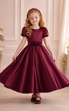 Robe de demoiselle d'honneur bordeaux en satin satiné à manches bouffantes et imprimé floral, longueur thé, coupe trapèze, idéale pour un mariage champêtre.