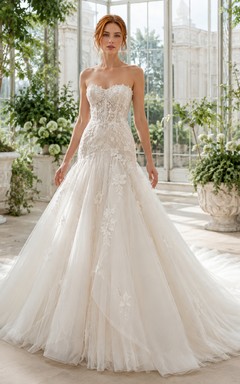 Robe de mariée bustier en dentelle florale et tulle, coupe trapèze, traîne chapelle