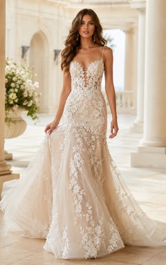 Robe de mariée champêtre en dentelle et tulle sans coutures, décolleté en V, bretelles, sans manches, coupe trapèze, traîne chapelle, applications florales.