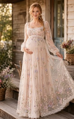 Robe de maternité longue en tulle brodé de fleurs multicolores à manches ballon et manches bouffantes, couleur blush.