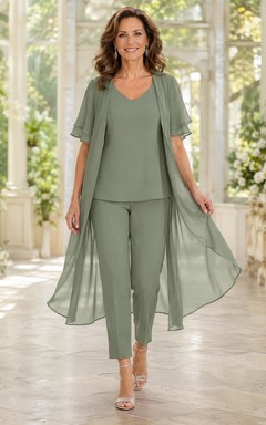 Dreiteiliger, asymmetrischer Chiffon-Hosenanzug in Salbeigrün mit V-Ausschnitt – ideal für die Mutter der Braut