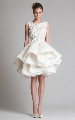 Robe de mariée ivoire à col rond et application florale asymétrique