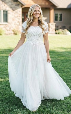 Robe de mariée bohème en tulle à manches courtes et coupe trapèze
