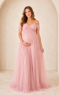 Robe de demoiselle d'honneur de maternité rose poudré, épaules dénudées, coupe empire, en tulle, longueur au sol.