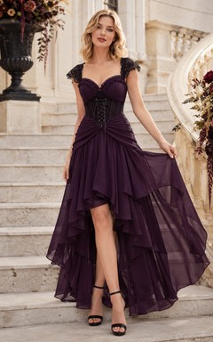 Vestido de invitada con corsé de encaje y escote corazón color ciruela, asimétrico y con volantes.