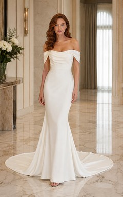 Robe de mariée sirène en satin, épaules dénudées et traîne.