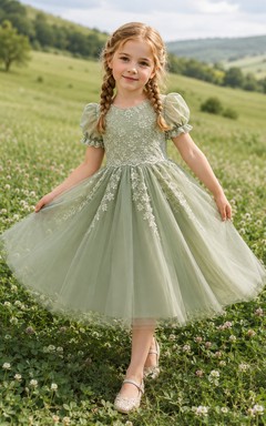 Blumenmädchenkleid aus salbeifarbenem Tüll, A-Linie, Rundhalsausschnitt, Teelänge, florale Applikationen