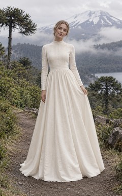 Vestido de novia sencillo y discreto de manga larga y cuello alto, confeccionado en lino, con pliegues y cierre de botones en la espalda.