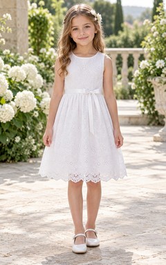 Vestido de niña de flores blanco, modesto, de corte A, con estampado floral y encaje, sin mangas y con borde festoneado, hasta la rodilla.