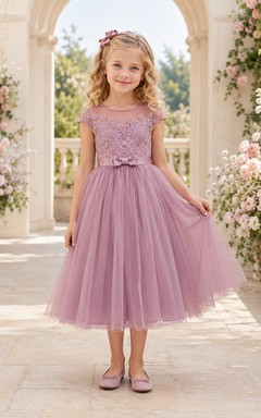 Robe de demoiselle d'honneur en tulle et dentelle mauve, coupe trapèze, manches courtes, nœud et appliques florales