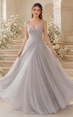 Robe de mariée élégante en tulle spaghetti gris argenté à col bénitier et coupe trapèze, ornée de spaghettis, ornée d'un col drapé.