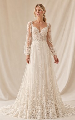 Vestido de novia modesto de manga larga, corte en A, escote en V, encaje floral y cola catedral.