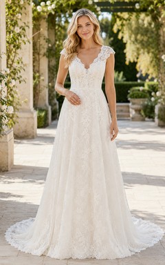 Robe de mariée en dentelle et tulle, coupe trapèze, col en V, manches courtes, traîne chapelle