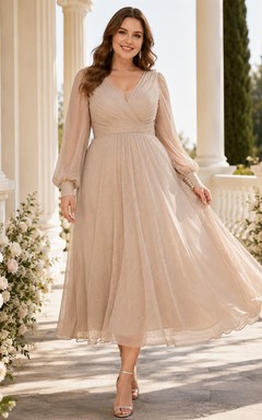 Robe d'invitée taupe en mousseline taupe à col V, manches longues et longueur cheville, taille grande taille.