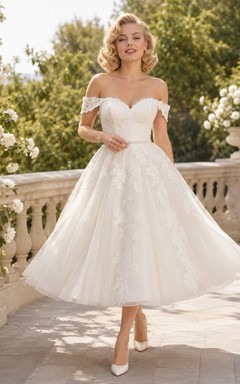 Robe de mariée vintage années 1950, épaules dénudées, manches en dentelle, tulle, coupe trapèze, longueur thé