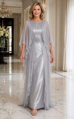 Vestido largo hasta el suelo de satén plateado y gasa con mangas tipo capa y cuello joya, ideal para la madre de la novia.