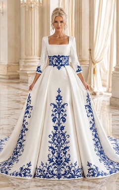 Königsblaues, schlichtes Ballkleid mit eckigem Ausschnitt und langen Ärmeln aus Satin