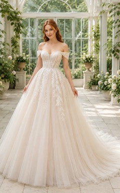 Robe de mariée de bal à épaules dénudées avec application et traîne en tulle