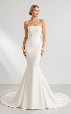 Robe de mariée sirène/trompette simple, longue et sans manches, sans bretelles, idéale pour une cérémonie formelle.