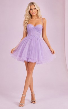 Robe de cocktail courte/mini en tulle lavande, coupe babydoll, idéale pour un bal de fin d'année.