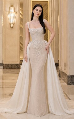 Robe de mariée fourreau sans manches en satin et dentelle immaculés, col carré, traîne chapelle, surjupe amovible, idéale pour une salle de bal.