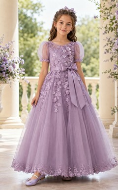 Lavendelfarbenes A-Linien-Kleid aus Tüllspitze für Blumenmädchen mit kurzen Ärmeln, Rundhalsausschnitt, wadenlangem Rock und Schleifendetail.
