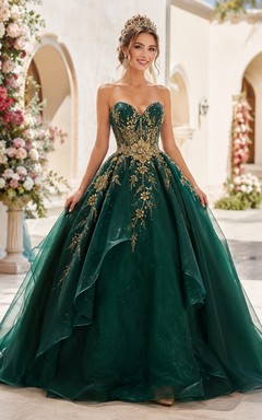 Dunkelgrünes, bodenlanges, trägerloses Ballkleid im Patronatsstil mit goldener Stickerei