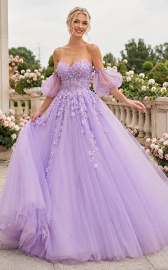 Vestido de quinceañera largo hasta el suelo, sin tirantes, con escote corazón, sin mangas, de tul, con apliques de encaje, volantes en cascada y espalda descubierta, color lavanda.