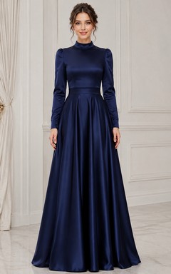 Robe de soirée trapèze en satin bleu marine foncé, col montant et manches longues, d'une élégance sobre.